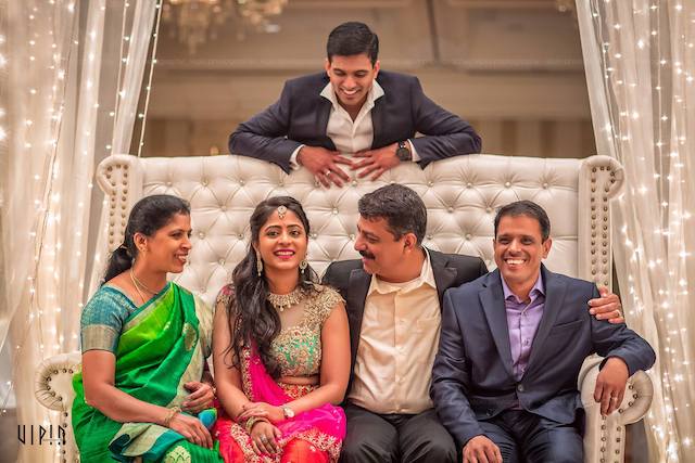Organizing Family Portraits At A Wedding