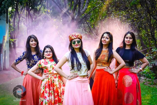 Bridesmaids In Mismatched Outfits Tend To Add Vibrancy To Your Wedding  Photos! Check 'em Out!! | Indian bride photography poses, Bridesmaid poses,  Indian wedding poses