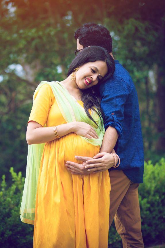 Maternity shoot pose for welcoming new born baby in Lodhi Road in Delhi  India, Maternity photo shoot done by parents for welcoming their child  during Stock Photo - Alamy