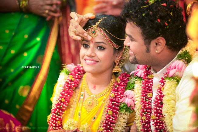 A Wedding Story Of A Musically Oriented Couple - Sathyaprakash And Bhargavi