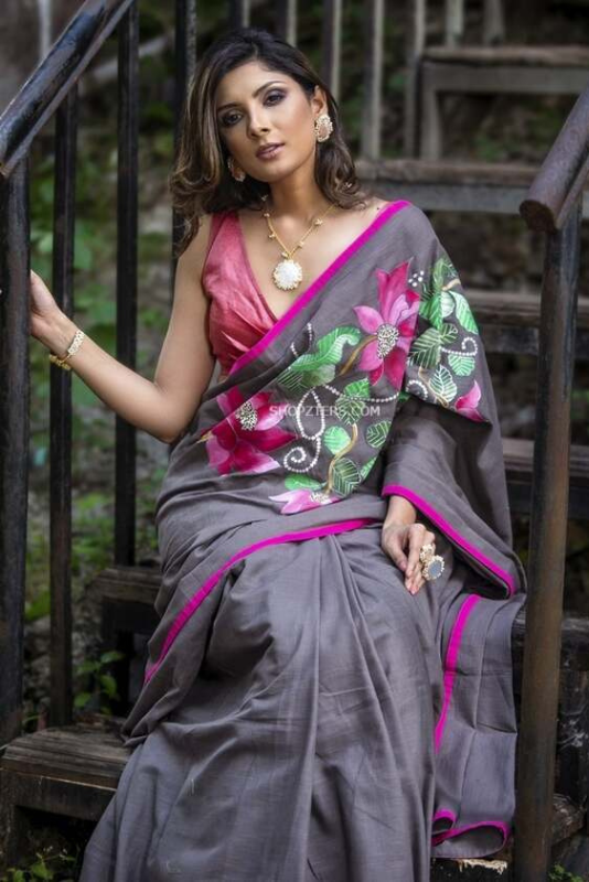 Saree Mall Grey Striped Saree With Unstitched Blouse