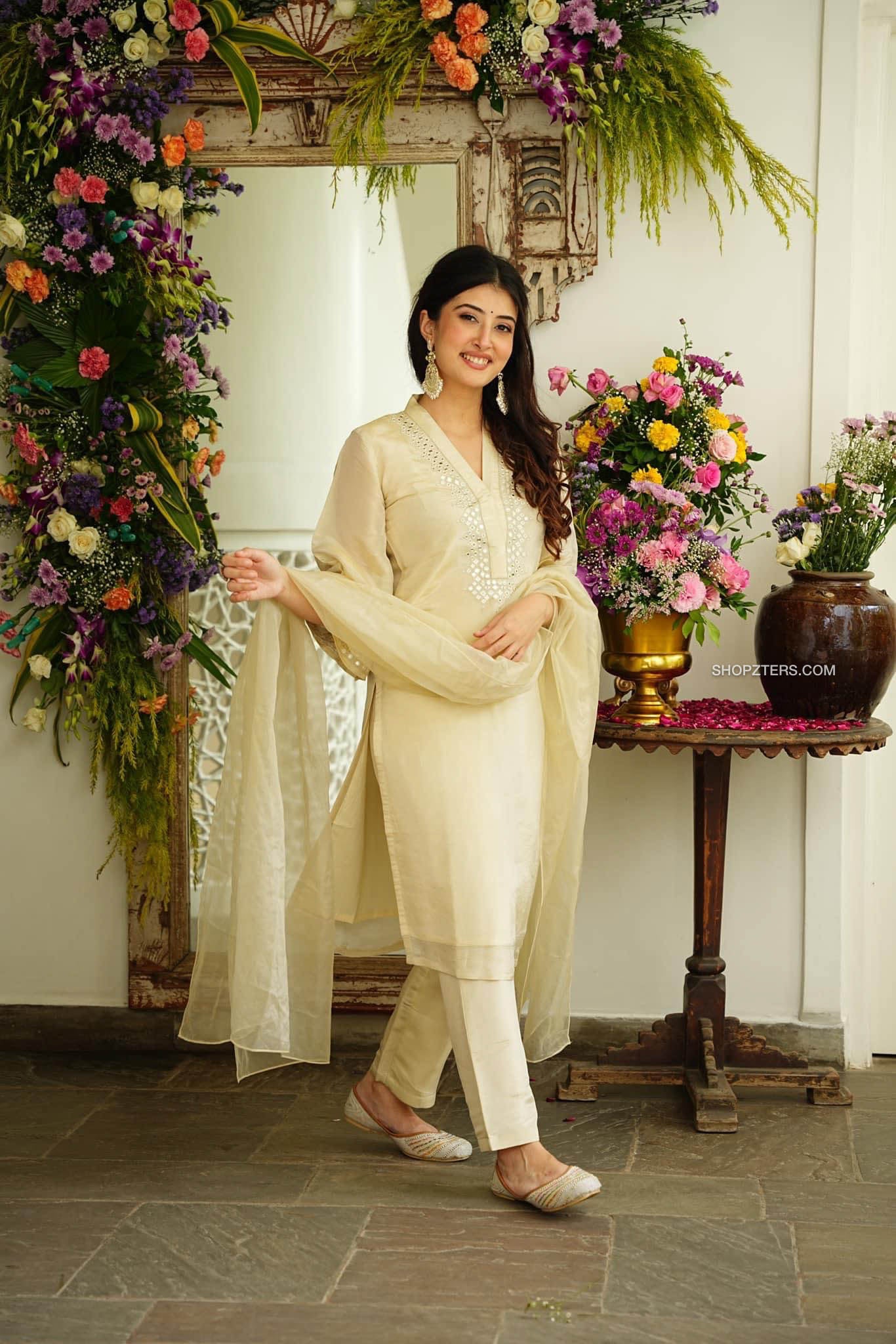 Off-White Elegant Kurta Set With Mirror Work