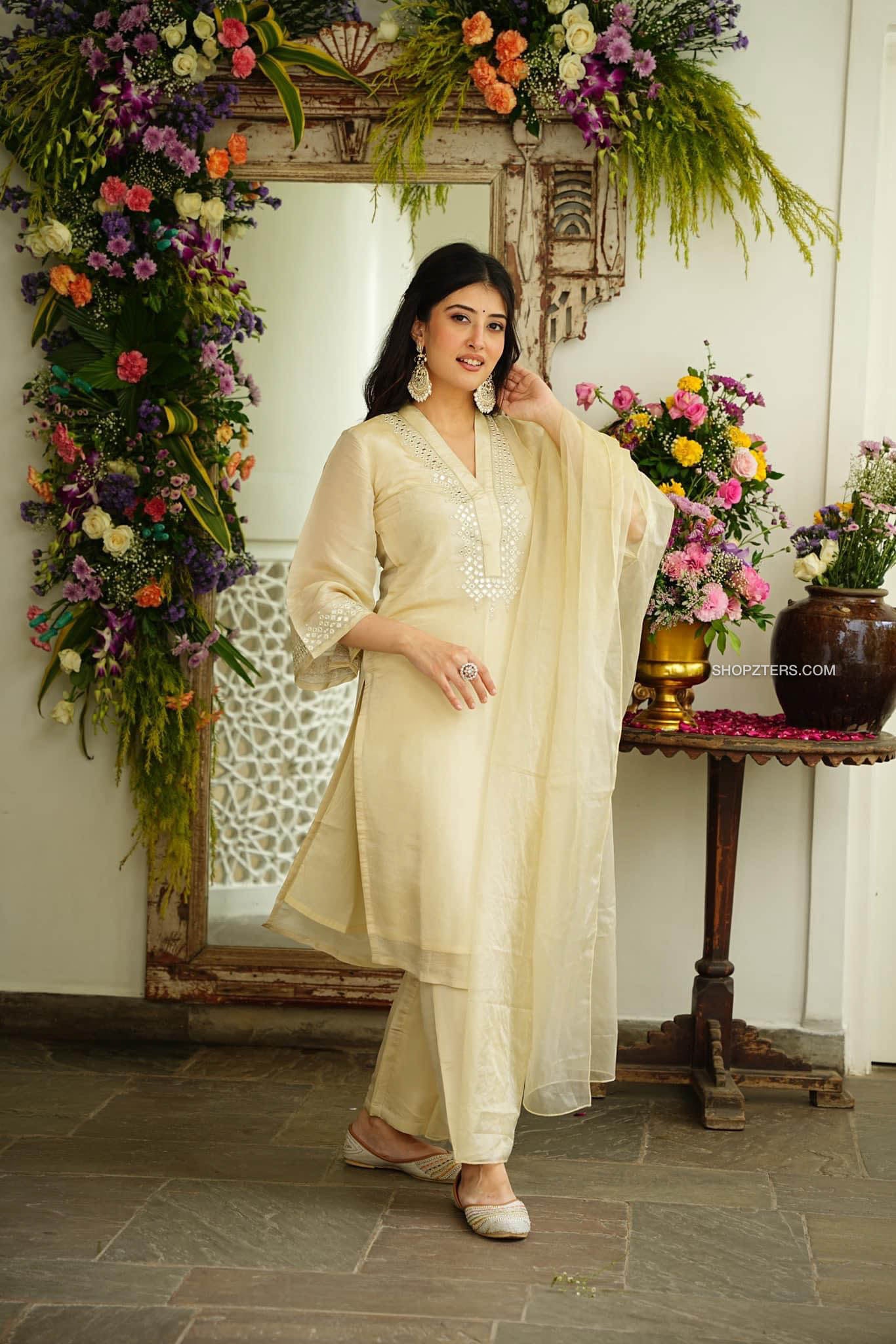 Off-White Elegant Kurta Set With Mirror Work