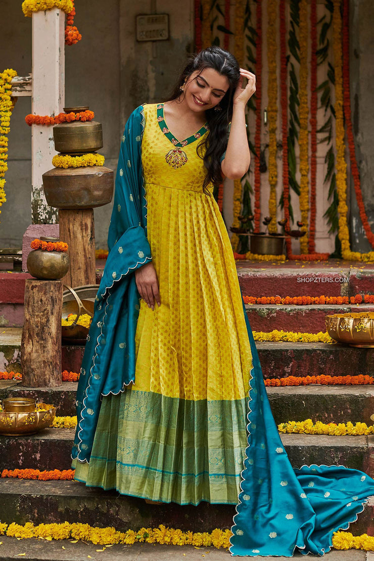 Chitrangda Singh on the Sets of DID in Banarasi Silk Anarkali Suit – Lady  India