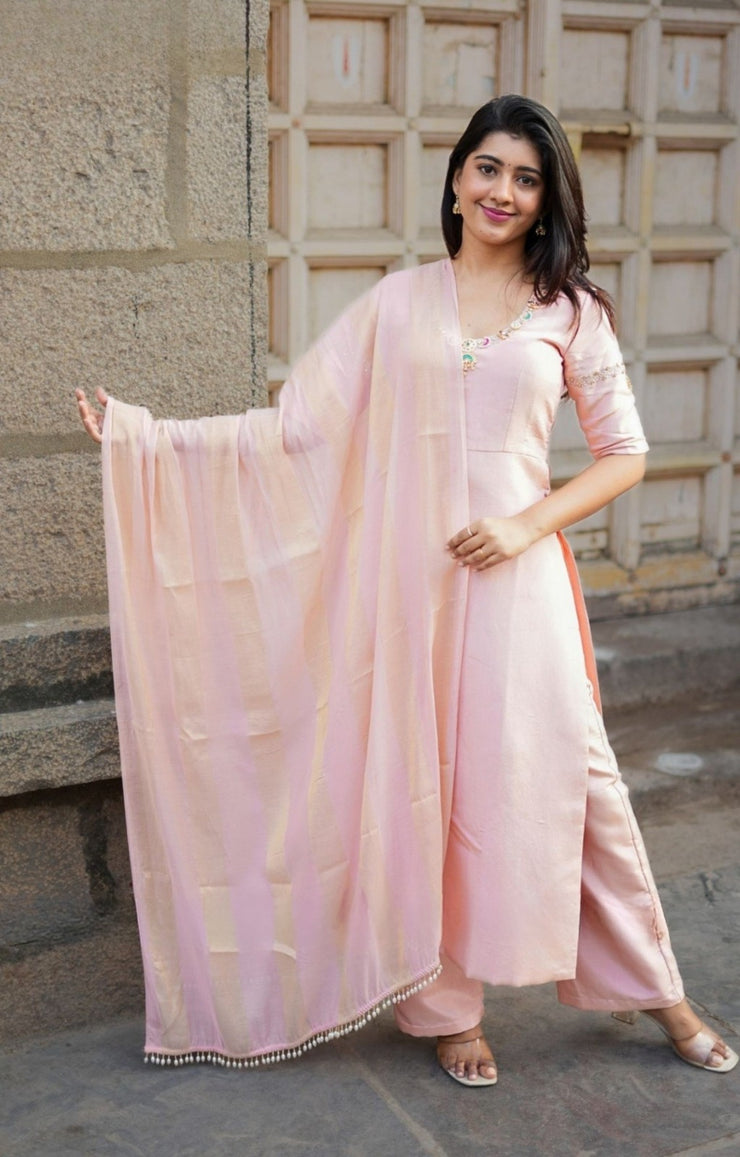 Noor Jadau Kurta Set In Peach