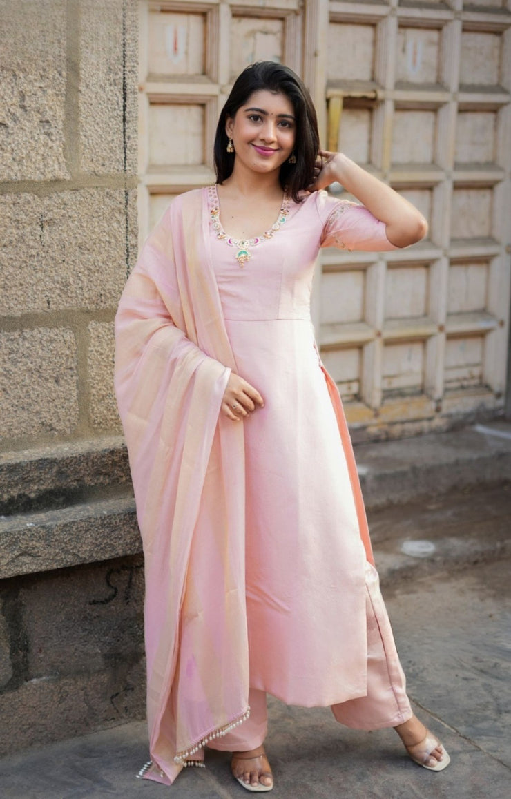 Noor Jadau Kurta Set In Peach