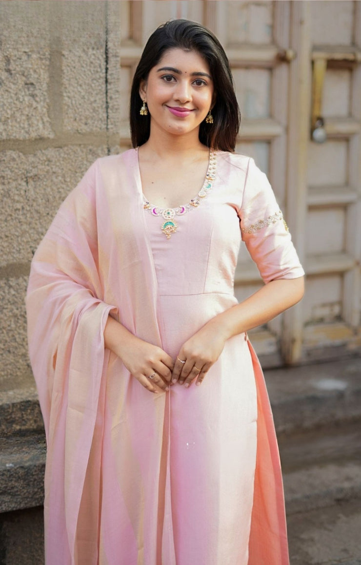 Noor Jadau Kurta Set In Peach