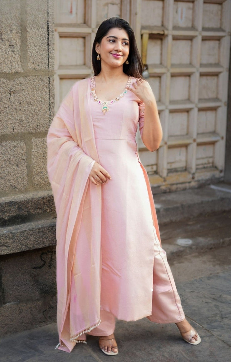 Noor Jadau Kurta Set In Peach