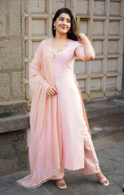 Noor Jadau Kurta Set In Peach